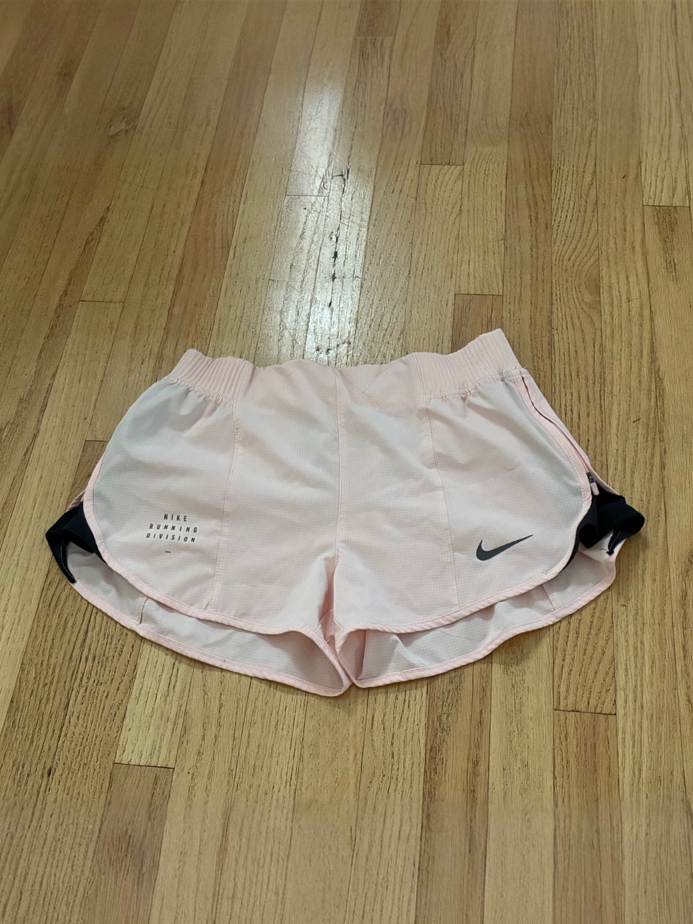 Nike Women's Dri-FIT Run Division Tempo Luxe Shorts - size small